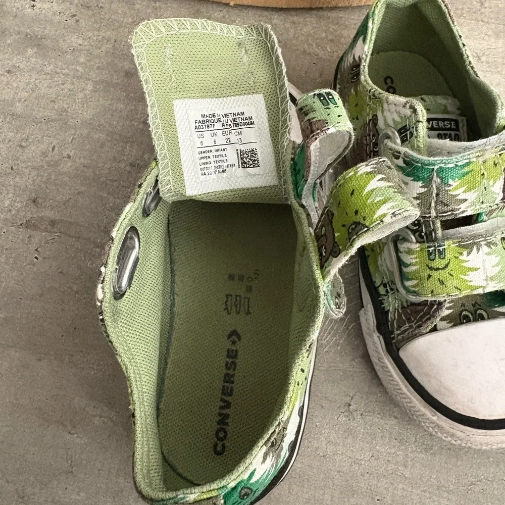 Converse Chuck Taylor All Star 2V Green and White bear camo size 6